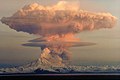 Le nuage d'éruption du Mont Redoubt le 21 avril 1990, vu de l'ouest de la péninsule Kenai.