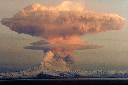 English: Picture of Mount Redoubt eruption. Ascending eruption cloud from Redoubt Volcano as viewed to the west from the Kenai Peninsula. The mushroom-shaped plume rose from avalanches of hot debris (pyroclastic flows) that cascaded down the north flank of the volcano. A smaller, white steam plume rises from the summit crater. Українська: Виверження вулкана Редаут, штат Аляска, США.