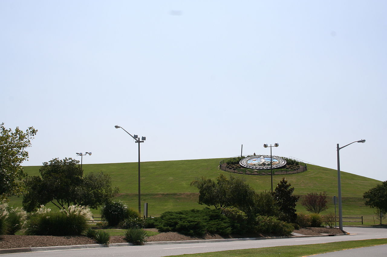 [Image: 1280px-Mt_Trashmore.jpg]