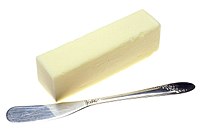 קוביית חמאה וסכין חמאה ייעודית