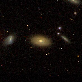 NGC 7803 uprostřed, PGC 108 vlevo, PGC 92 vpravo, PGC 89 vpravo nahoře, snímek z SDSS