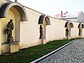 Statuen der sieben Tugenden und des hl. Franz von Assisi