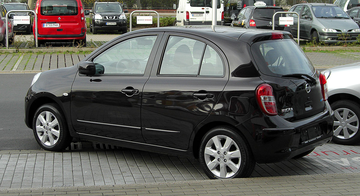 https://upload.wikimedia.org/wikipedia/commons/thumb/4/45/Nissan_Micra_%28K13%29_%E2%80%93_Heckansicht%2C_2._April_2011%2C_D%C3%BCsseldorf.jpg/1200px-Nissan_Micra_%28K13%29_%E2%80%93_Heckansicht%2C_2._April_2011%2C_D%C3%BCsseldorf.jpg