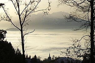 L’Oberfallenberg et les monts suisses dominant le village de Dornbirn, dans le Land du Vorarlberg (Autriche). (définition réelle 3 008 × 2 000)