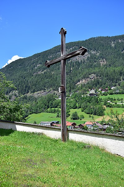 File:Oetz-Oetzerau - Filialkirche hl Antonius von Padua - 11 - Friedhofskreuz.jpg