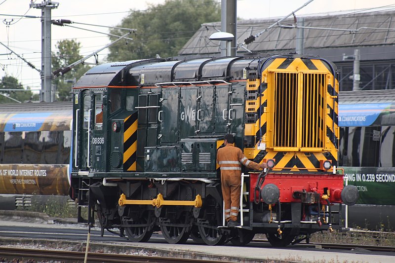 File:Old Oak Common - GWR 08836 running up through the yard.JPG