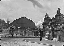 photo noir et blanc, scène de rue devant la gare