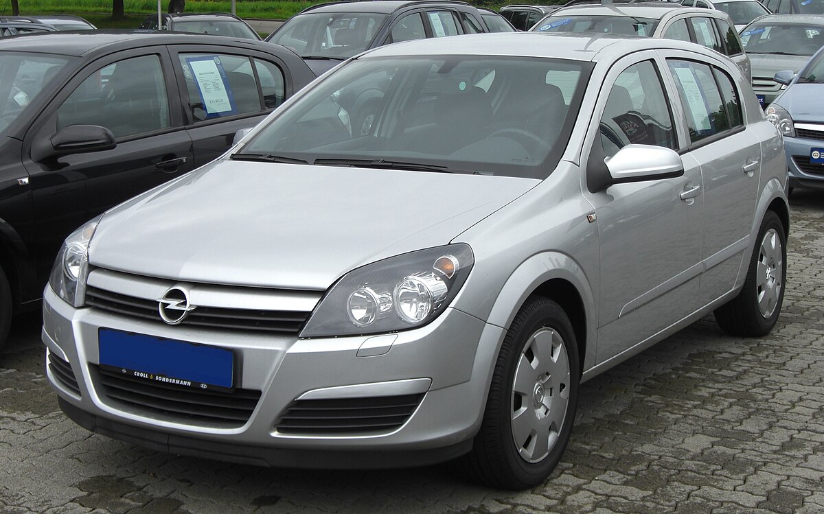 https://upload.wikimedia.org/wikipedia/commons/thumb/4/45/Opel_Astra_H_1.6_front.JPG/1200px-Opel_Astra_H_1.6_front.JPG