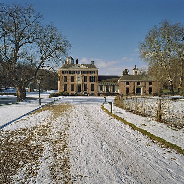 File:Overzicht kasteel, voorzijde - Rozendaal - 20363890 - RCE.jpg