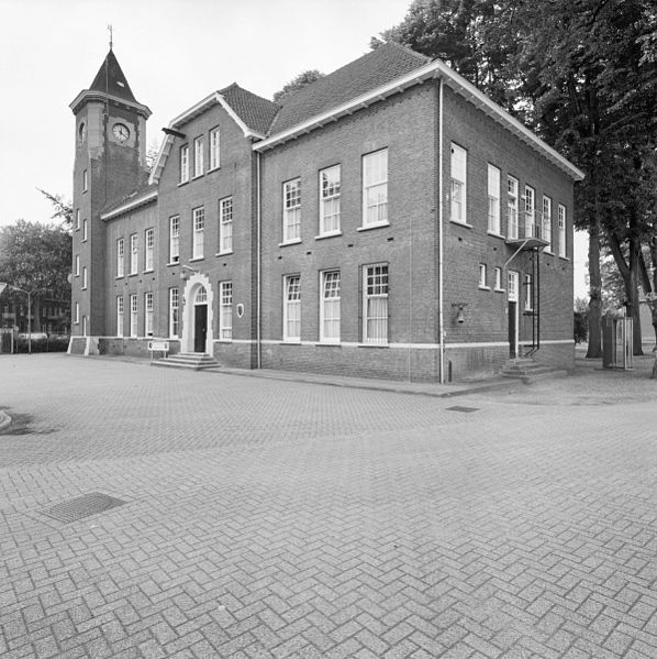 File:Overzicht voorgevel met hoektoren en rechter zijgevel wachtgebouw - Maastricht - 20355376 - RCE.jpg