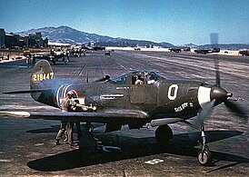 Los mecánicos lanzan un P-39Q-1-BE "Saga Boy II" perteneciente al comandante del 357th Fighter Group, Base de la Fuerza Aérea de Hamilton, California, julio de 1943.