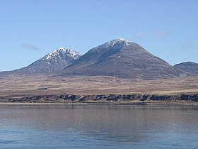 Gezicht op twee van de Paps of Jura vanaf Caol Ìla op Islay.