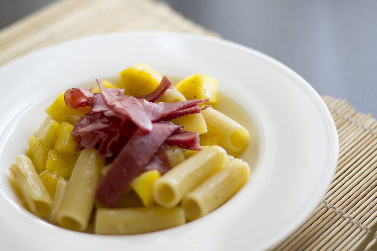 File:Pasta salad with mango and bresaola (29183540813).jpg - Wikimedia  Commons