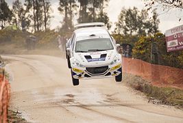 Pepe López con su Peugeot 208 T16