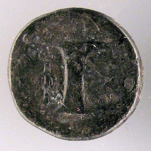 File:Periodo ellenistico, monete di kyme, in eolide, coppa con manico e monogramma, 200-150 ac ca.jpg