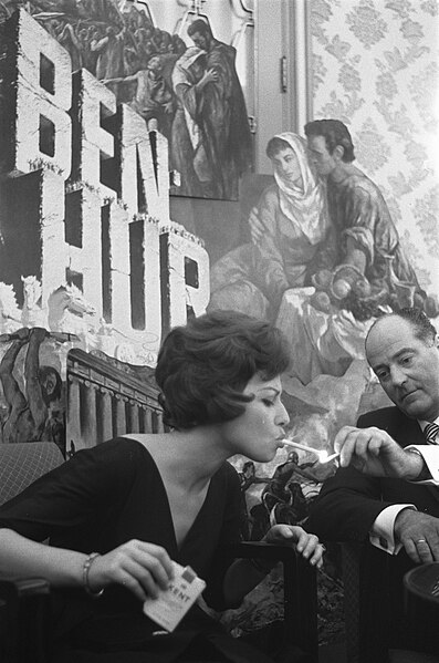 File:Persconferentie in het Carltonhotel door filmactrice Haya Harareet, Bestanddeelnr 911-6571.jpg