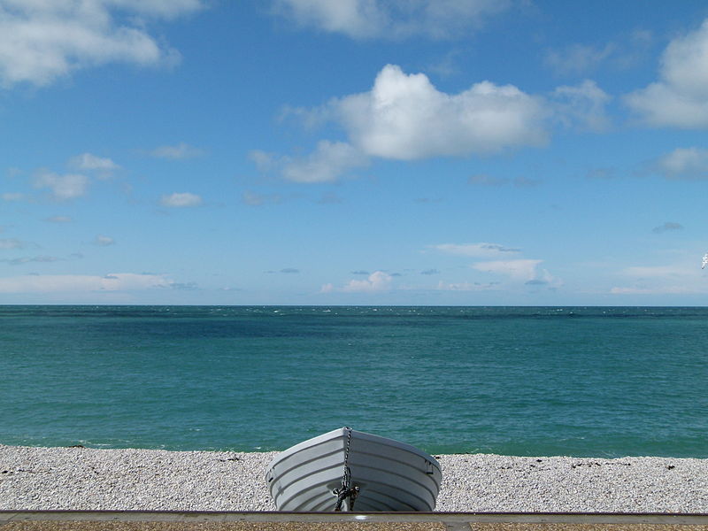 File:Plage avec bateau à Etretat.JPG