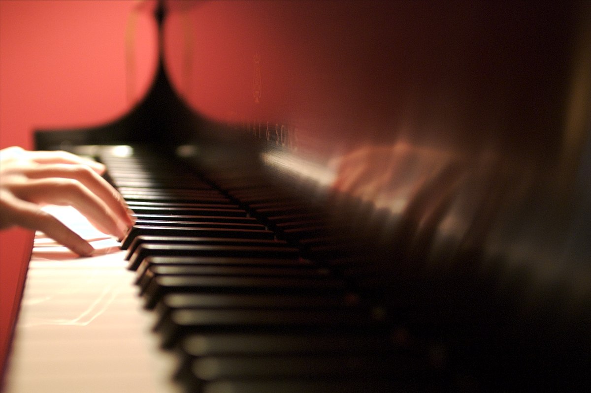File:Musicienne jouant du piano au pied de la statue de Jean-Pierre  Calloc'h.JPG - Wikimedia Commons