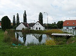 Pohled k obecnímu úřadu přes rybník