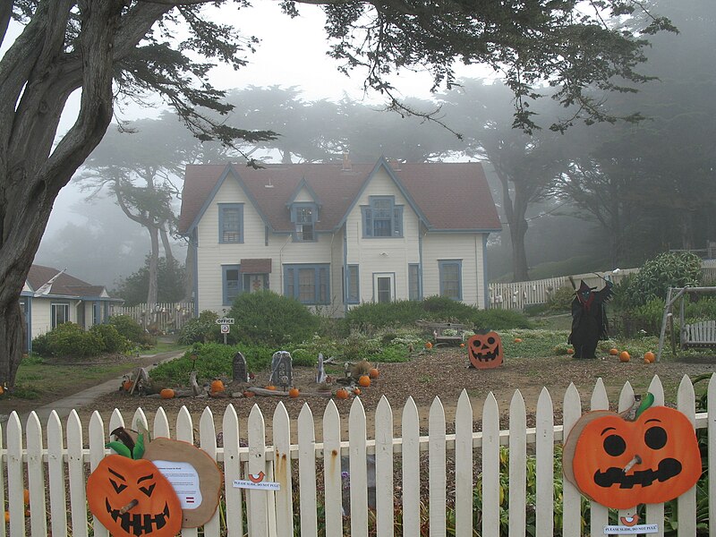 File:Point Montara Light Station, CA 1, Montara, CA 10-30-2011 11-00-14 AM.JPG