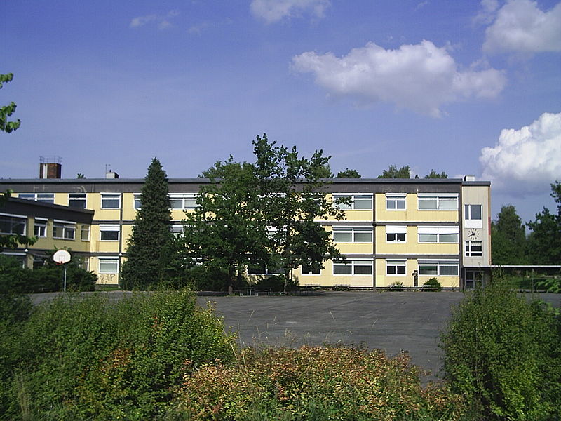 File:Polhemsskolan i Trollhättan, innergården.jpg