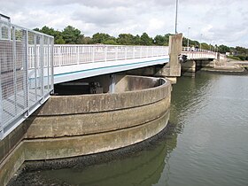 De Kérino-brug gezien vanaf de rechteroever met het roterende element op de voorgrond.