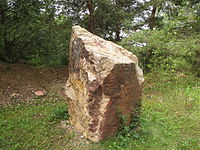 Ein Porphyrbrocken im Steinbruch Leferenz, dieses Gestein wurde abgebaut.