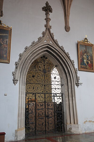 File:Portál v presbytáři vedoucí do kaple Nejsvětější trojice.JPG