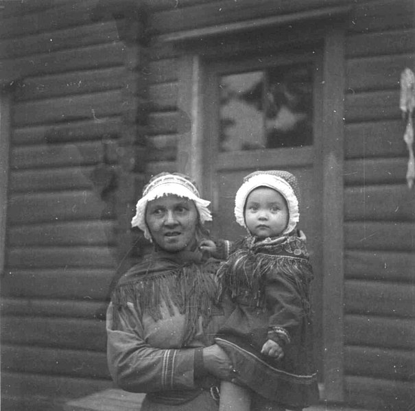 File:Portrett av Anni Blind, f. Kuhmunen, med datter, Lønsdal august 1954 - Norsk folkemuseum - NF.05328-002.jpg
