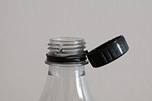 Tethered cap that remains attached to the bottle Pulloon kiinnitetty pullonkorkki 4.JPG