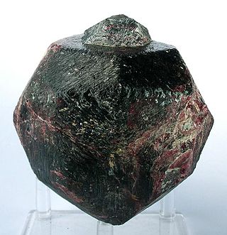<span class="mw-page-title-main">Pyrope</span> Mineral of the garnet group