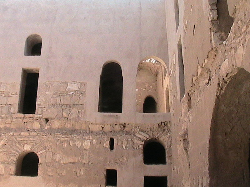 File:Qasr al-Kharanah - GIORDANIA - Cortile interno.JPG