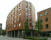 Feilden House with The Curve restaurant beneath, located in the centre of Westfield Student Village Qmwgeog2.jpg