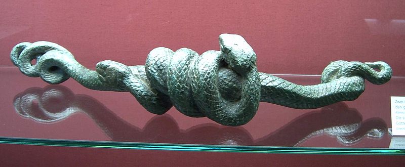 File:Römischer Bronzetürgriff in Schlangenform in München1.JPG