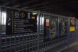 Panneaux d'informations et plan de la ligne du RER C.