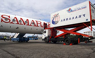 Loading food onto a TU-134A3 at Kurumoch airport in Samara. RIAN archive 134017 Samara airport.jpg