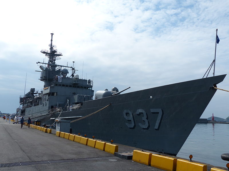File:ROCN Hwai Yang (FFG-937) Shipped at No.11 Pier of Zhongzheng Naval Base Right Front View 20130504.jpg