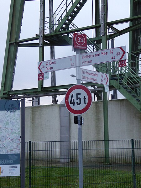 File:Radrevier.ruhr Knotenpunkt 33 Schleuse Datteln Wegweiser.jpg