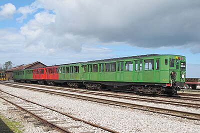 Ancienne rame de métro avec des compartiments de première classe (rouges) et de seconde classe (verts).