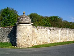 L'une des quatre tourelles, à l'extrémité sud-est du parc du château, avec le mur d'enceinte.