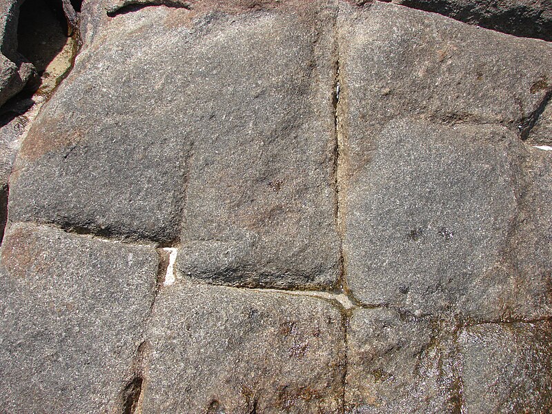 File:Rectangular fracture in granite.jpg