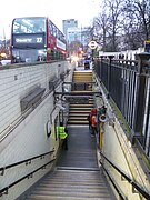 De toegangstrappen en bushalte aan Marylebone Road