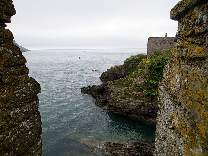 File:Rocky shore below the castle - May 2015 - panoramio.jpg