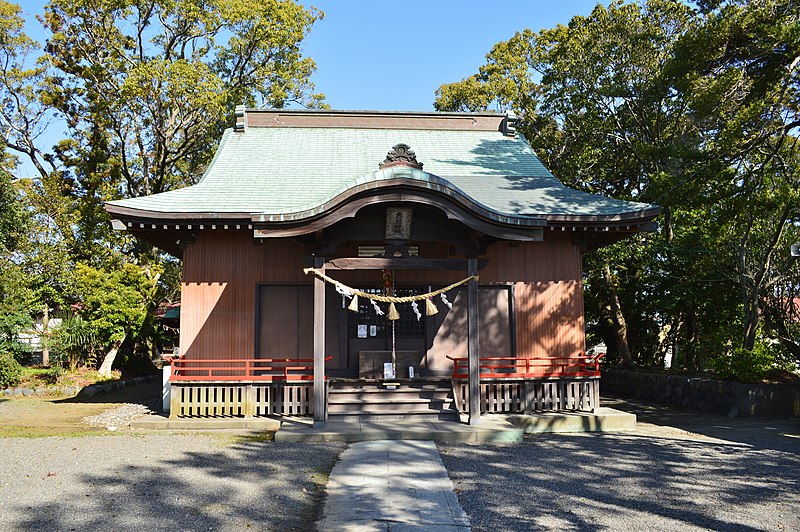 File:Rokuon-jinja, haiden-1.jpg