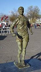פסלו מחוץ לאצטדיון דה קויפ