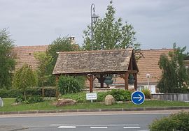 Roundabout on the——road——to Le Mans