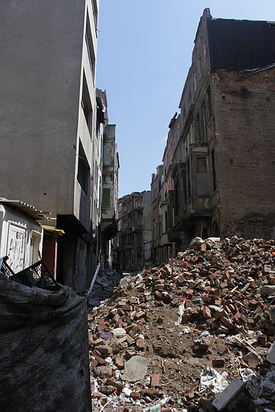 File:Rubble in Tarlabaşı, Istanbul during Gezi Park protests 2.jpg