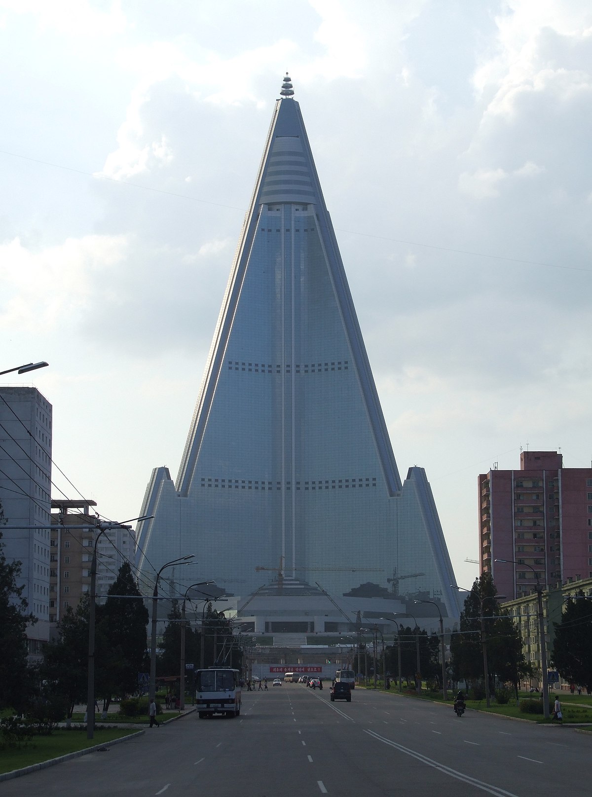 1200px-Ryugyong_Hotel_Pyongyang_02.JPG