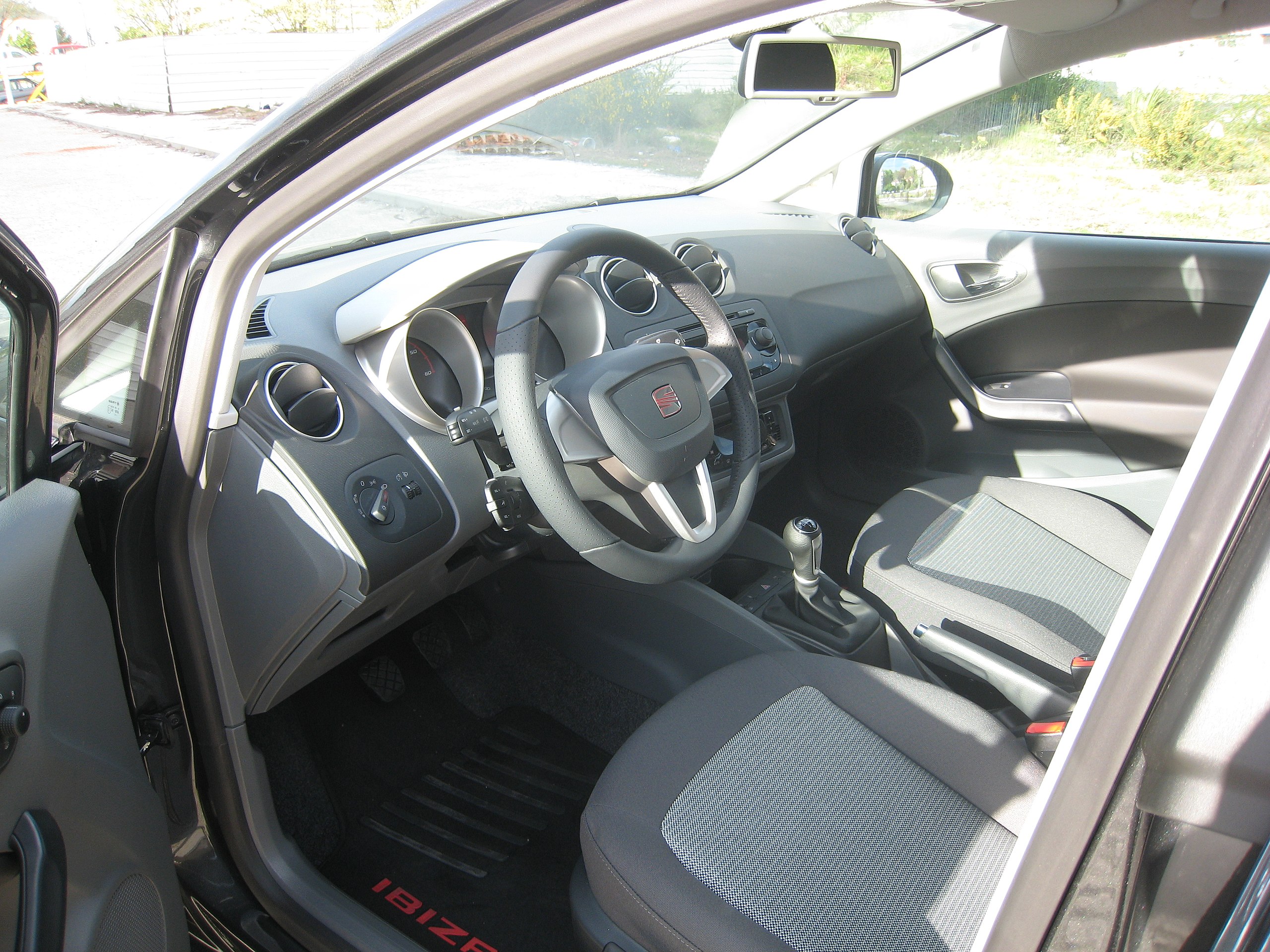 File:SEAT Ibiza 6J interior side view.jpg Wikipedia