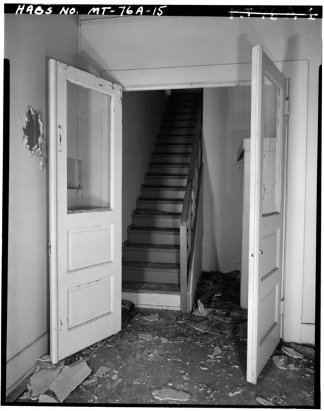 File:STAIRWAY AND DOUBLE DOOR ENTRY, RIGHT SIDE APARTMENT - Fort Keogh, Officers Quarters A, 3 miles west of Miles City on U.S. Highway 10, Miles City, Custer County, MT HABS MONT,9-MILCI,3-A-15.tif